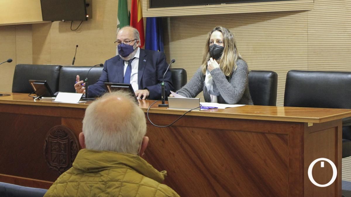 El decano del Colegio de Abogados de Córdoba, Carlos Arias López, entrega las ayudas destinadas a asociaciones y ONG