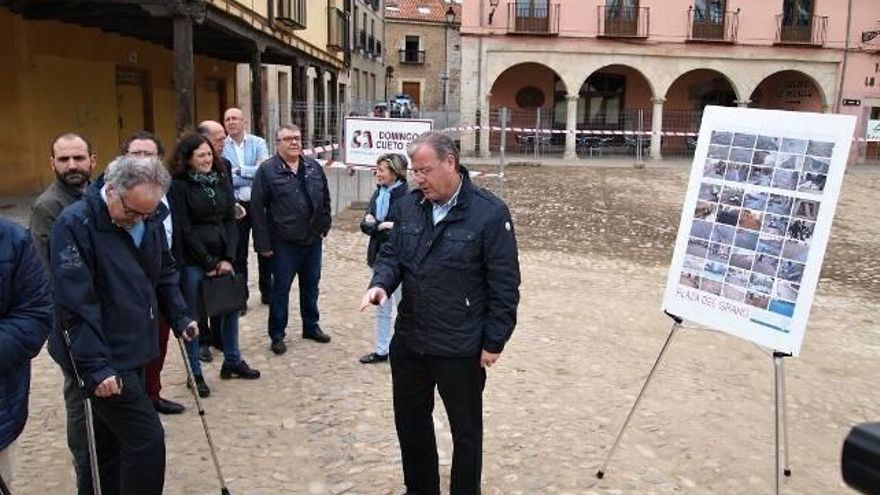 El exalcalde Silván presentando la polémica intervención municipal realizada en las Plaza del Grano de León.