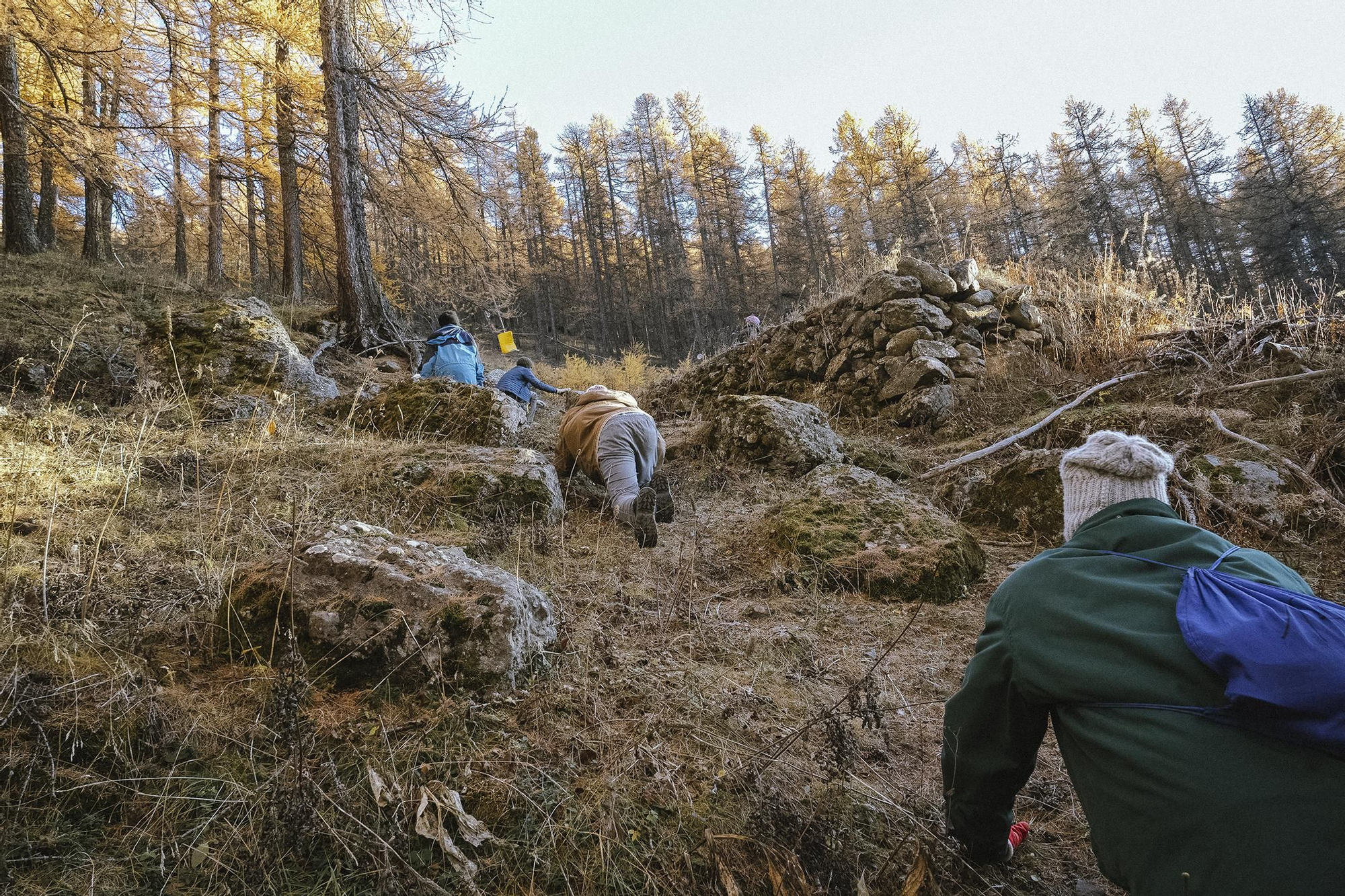 Migrantes se esconden de la policía para cruzar ilegalmente a pie la frontera francesa. Algunos menores se niegan a separarse de sus acompañantes mayores de 18 años y también asumen el riesgo de cruzar la frontera a pie. Entre Clavière (Italia) y Montgenèvre (Francia), 9 de noviembre de 2025. © Hervé Lequeux / CNAP / Mediapart.