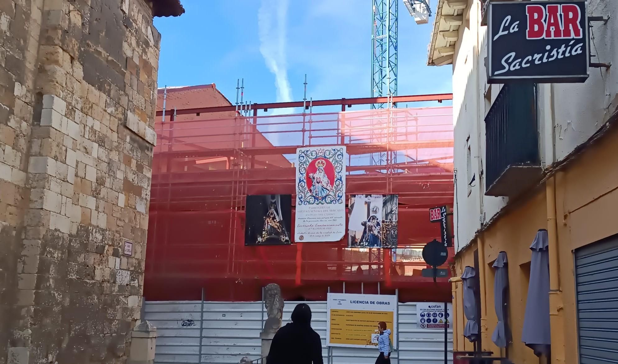 Algunos de los grandes carteles se han reubicado en las obras de la nueva casa paroquial del Mercado que se levanta.