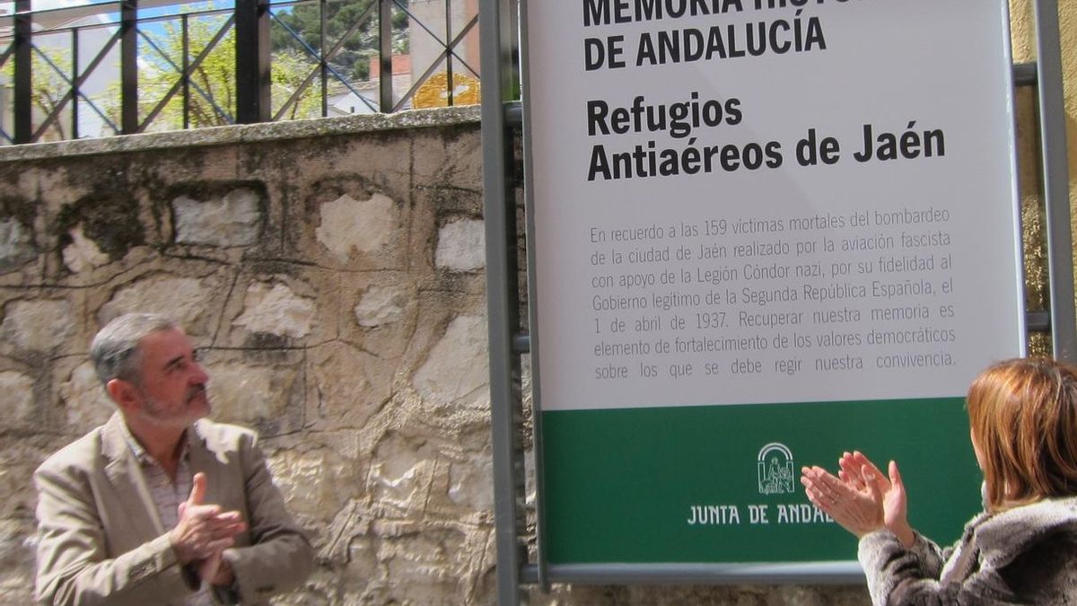 La Junta recuerda a las víctimas del franquismo en el refugio antiaéreo de la Plaza de Santiago de Jaén