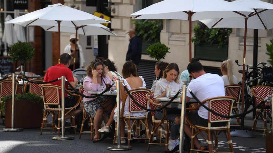 Clientes en un restaurante en Londres.EFE/EPA/NEIL HALL