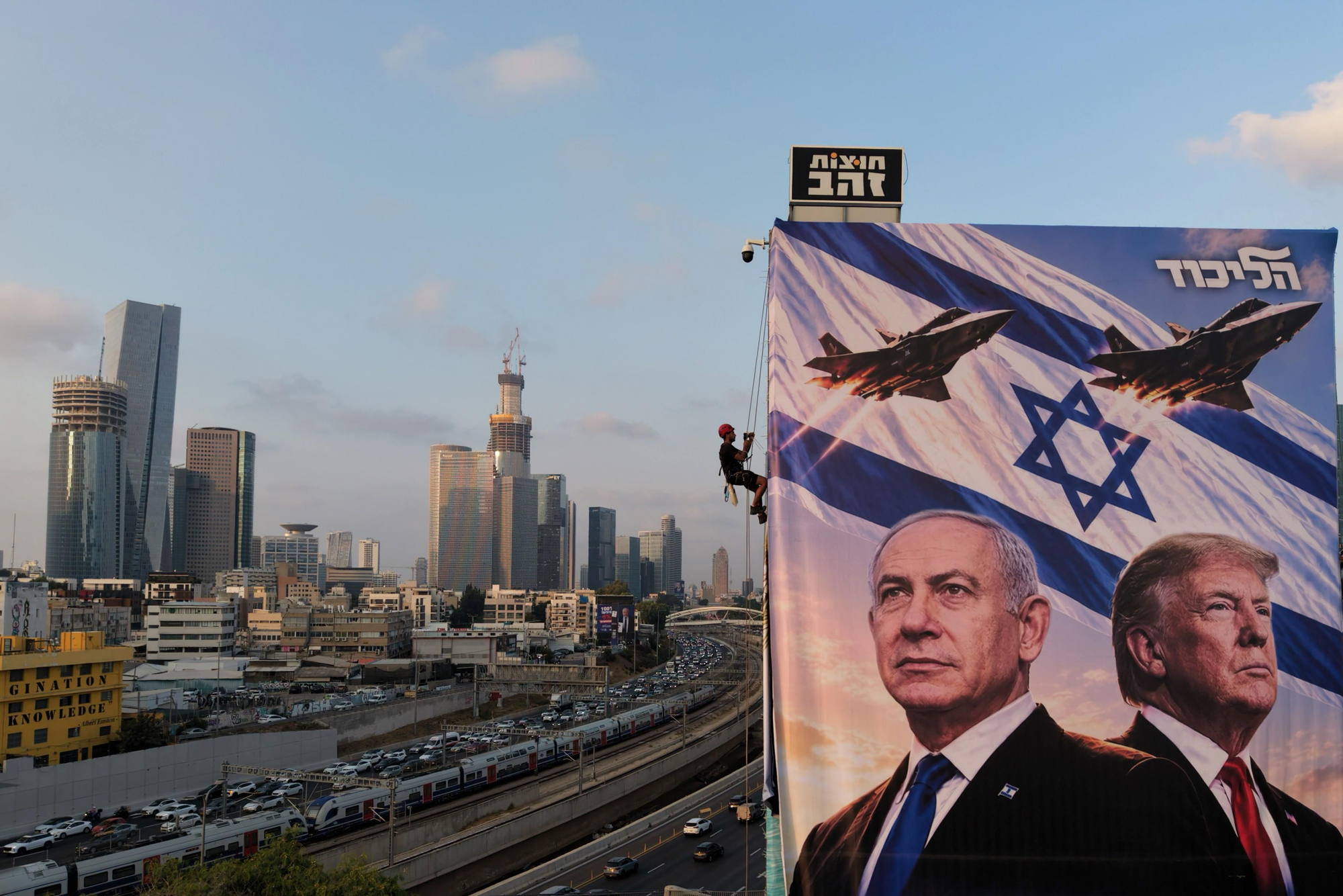 Cartel electoral del Likud en Tel Aviv con fotos de Netanyahu y Trump. 