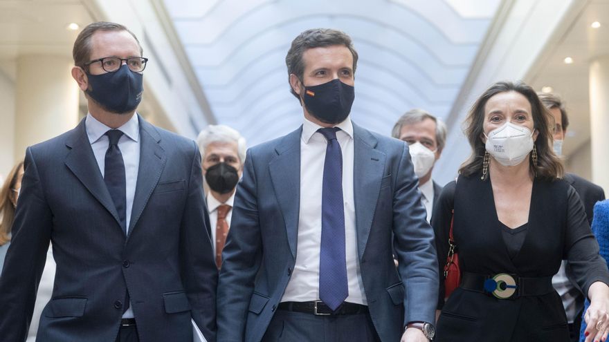 (I-D) El portavoz del Grupo Parlamentario Popular en el Senado, Javier Maroto; el líder del PP, Pablo Casado; y la portavoz del PP en el Congreso, Cuca Gamarra, a su llegada a una reunión conjunta de los grupos parlamentarios del PP del Congreso y el Sena