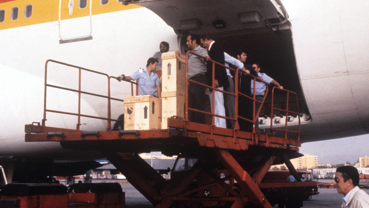 Los operarios proceden a desmontar la carga de las bodegas del jumbo "Lope de Vega" procedente de Nueva York, en donde viaja el "Guernica" de Pablo Picasso en foto de 1981