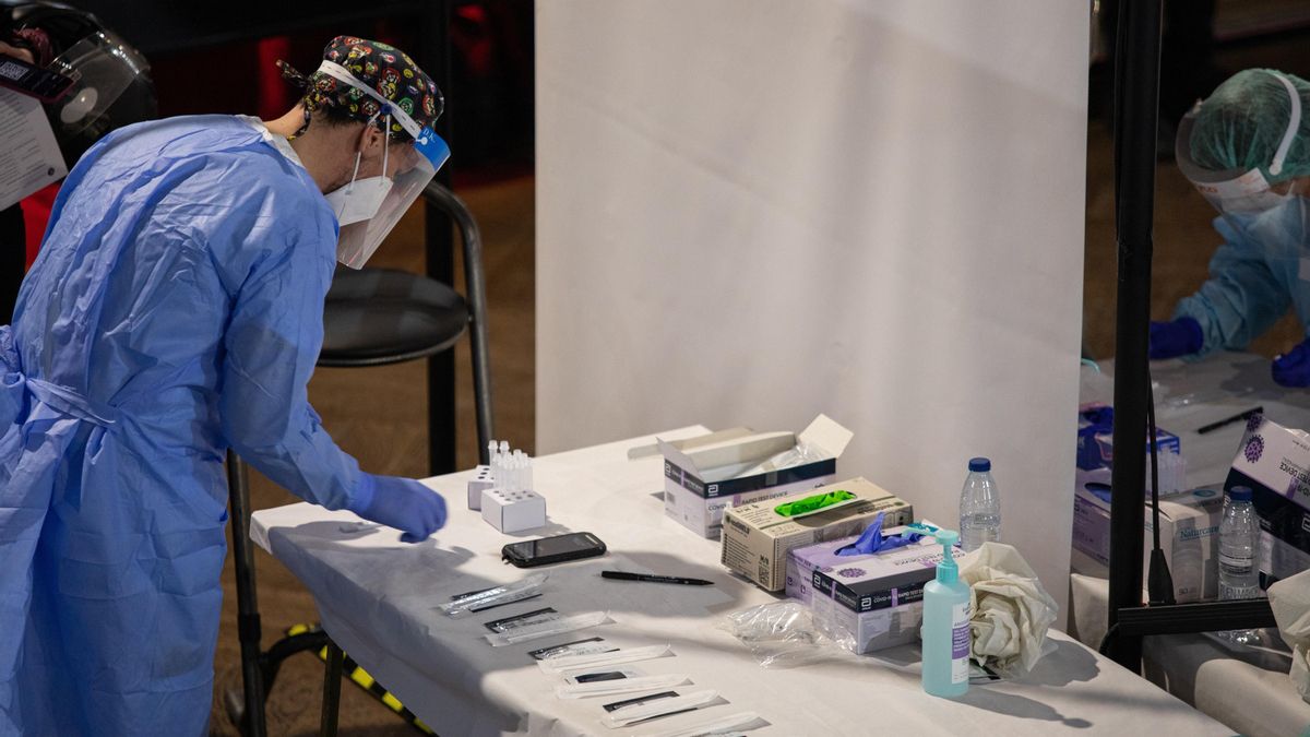 Un sanitario prepara test de antígenos rápido.