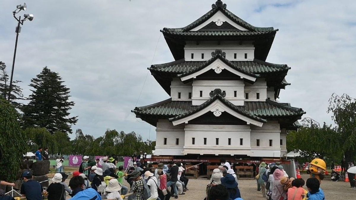 Miles de voluntarios movieron con cuerdas una torre de 400 toneladas para reubicar este castillo en Japón