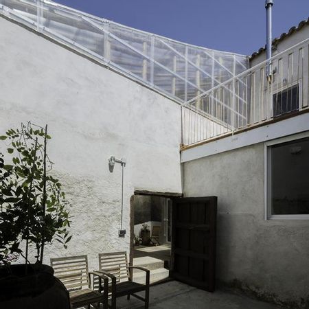 Reconversión de un granero-bodega en vivienda en Pozanco (Ávila).