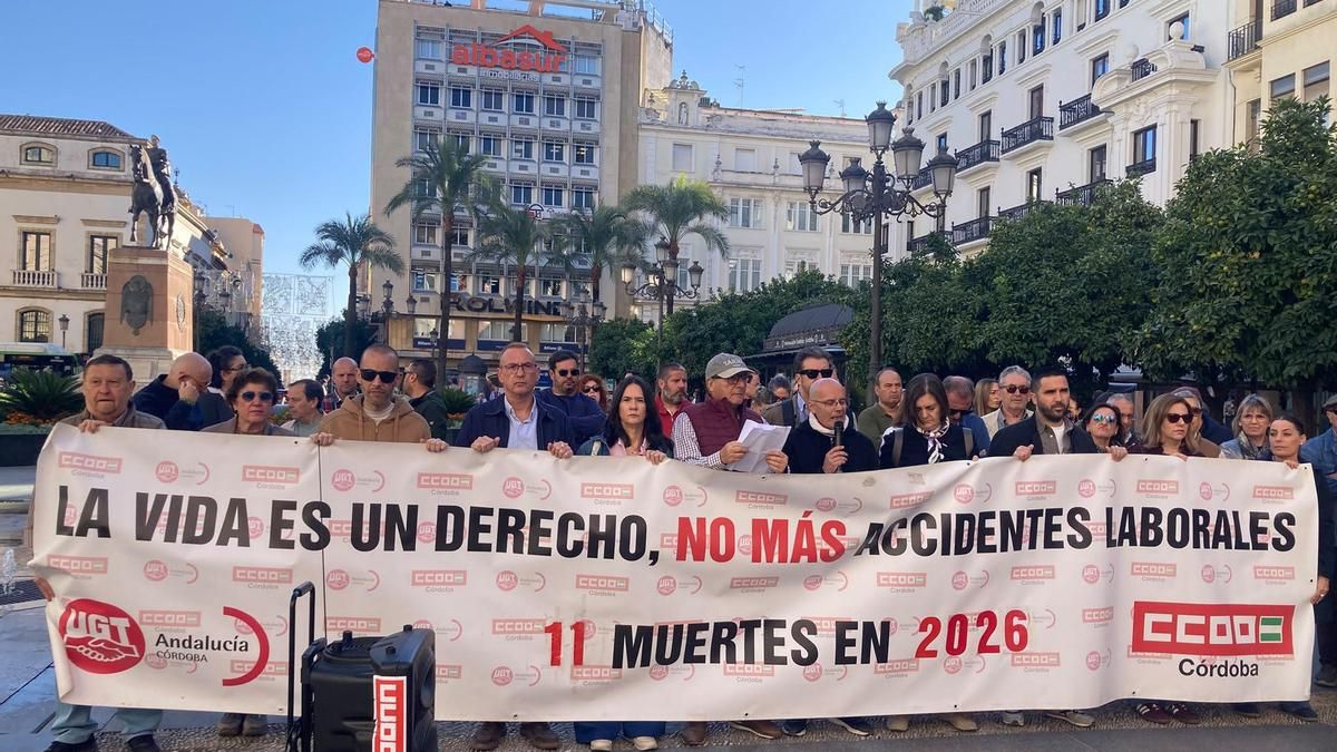 Concentración de UGT y CCOO por las muertes en accidentes laborales.