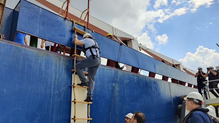 Delegados de Ucrania, Rusia, Turquía y de la ONU inspeccionan el primer buque con cereal que salió de un puerto ucraniano desde la invasión rusa. EFE/EPA/Ministerio turco de Defensa.