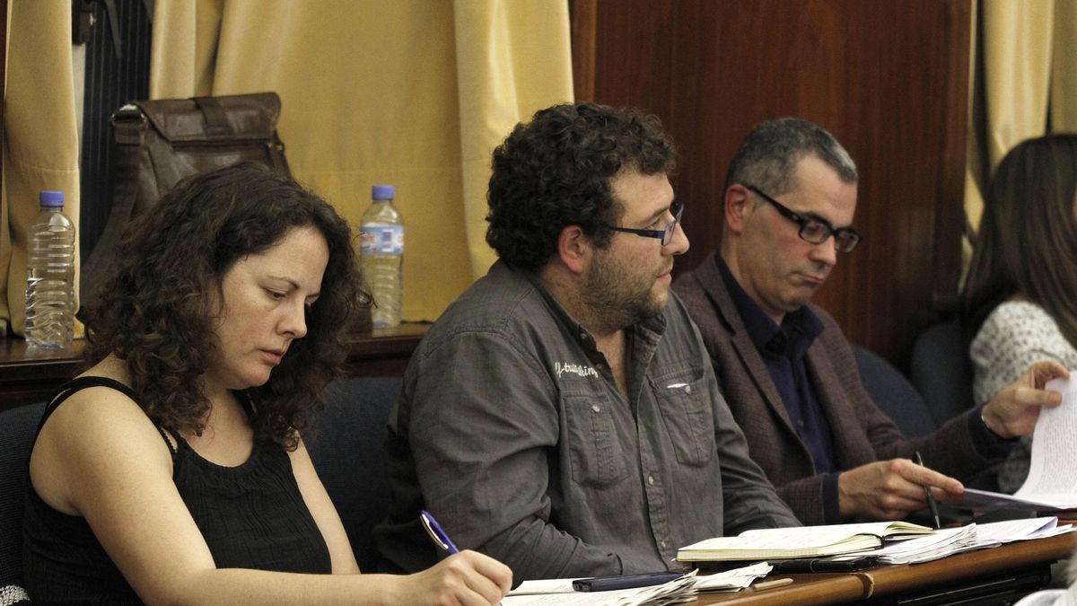 Tatiana Yáñez Barnuevo, Antonio Mantecón y Miguel Saro, exintegrantes del Grupo Mixto en Santander. | Román García