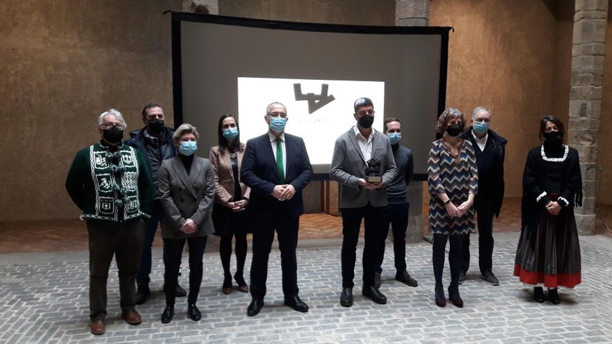 El escritor e investigador Fernando Hualde recibe el premio Txondorra Carbón Vegetal 2020.