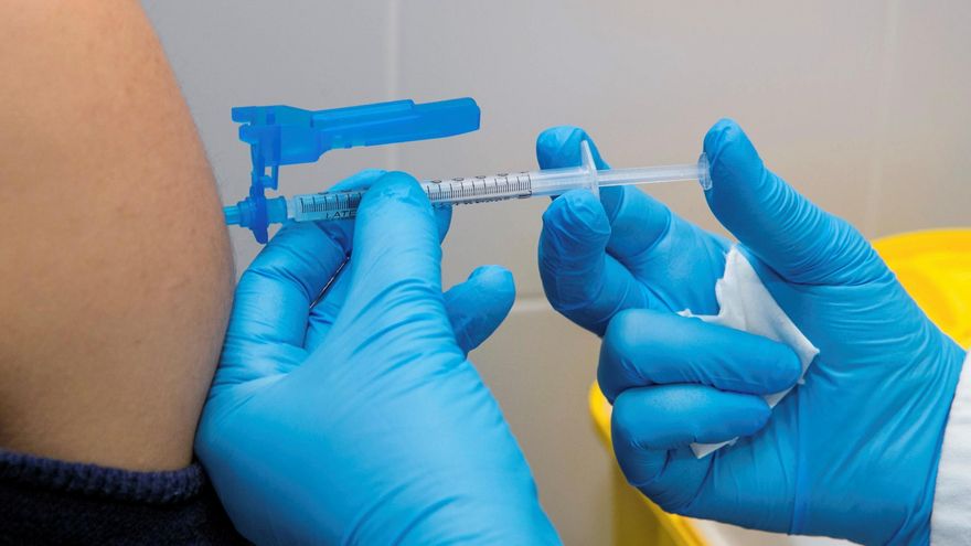 Una sanitaria prepara una dosis de vacuna Moderna contra la Covid-19 en el Hospital Clínico Universitario Lozano Blesa de Zaragoza. EFE/Javier Cebollada/Archivo