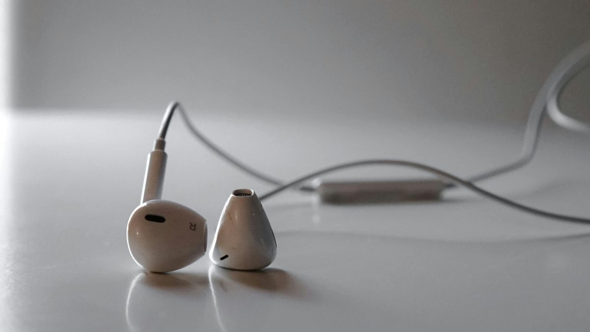 El regreso de los auriculares con cable: por qué ganan popularidad frente a los inalámbricos