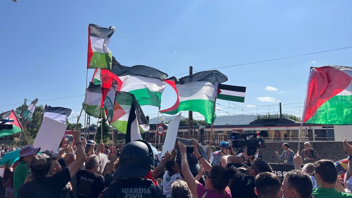 Banderas y gritos por Palestina vuelven a marcar la salida de etapa: "Israel asesina, La Vuelta patrocina"