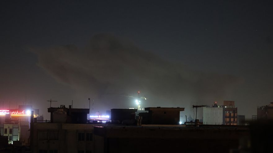 El humo se eleva después de un ataque aéreo en el centro de Teherán, Irán, el 3 de marzo de 2026. EFE/EPA/ABEDIN TAHERKENAREH