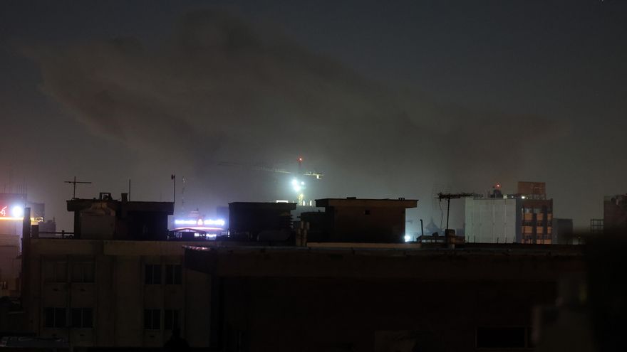 El humo se eleva después de un ataque aéreo en el centro de Teherán, Irán, el 3 de marzo de 2026. EFE/EPA/ABEDIN TAHERKENAREH