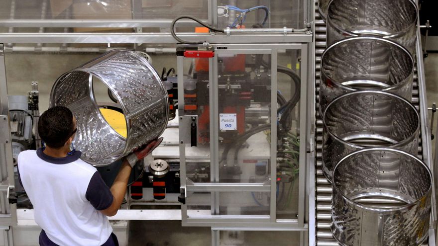 Un operario en una fábrica de lavodoras, en una fotografía de archivo. EFE/LUIS EDUARDO NORIEGA