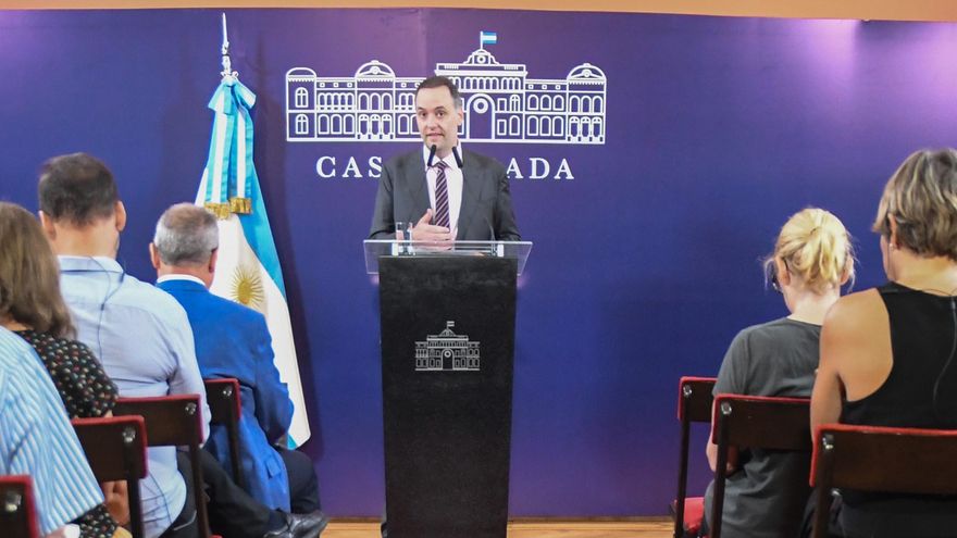 Adorni, vocero de Milei: "La Argentina no tiene un dolor de muelas, está a punto de morir"