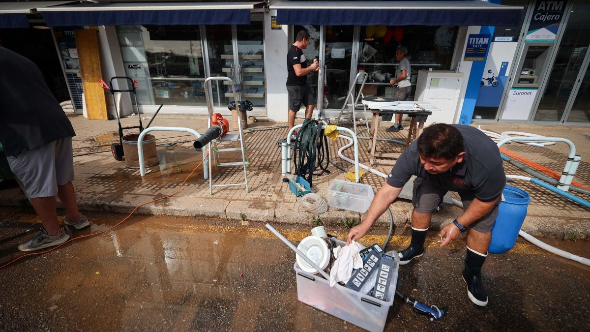 Comerços al costat de l'avinguda principal de la zona portuària de la ciutat d'Eivissa continuen bombant aigua de l'interior