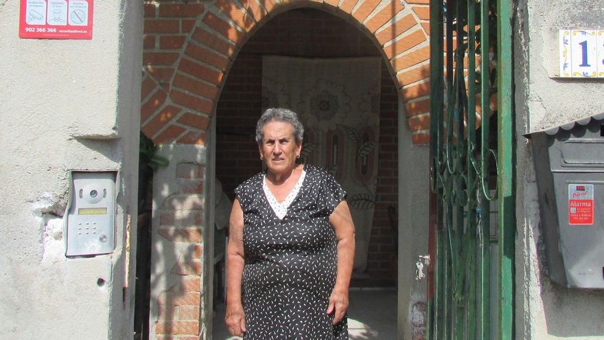 María Ángeles, en la puerta de su domicilio.