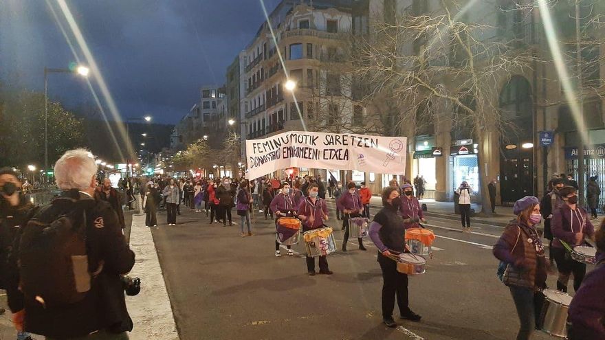 Batucada feminista en la manifestación de Donostia.