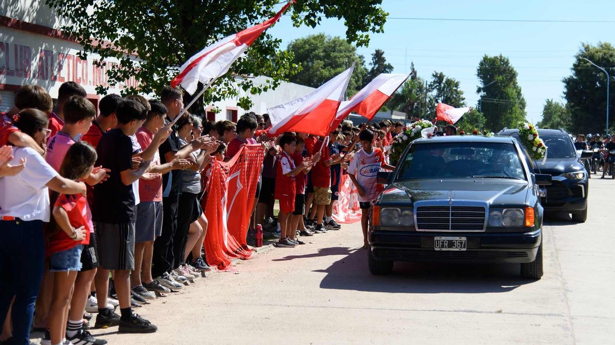 Los compañeros de Ian Cabrera del Club Independiente los despiden cantando "dale campeón".