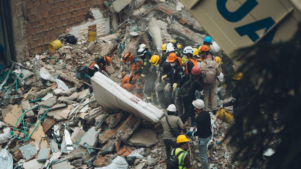 Varios rescatistas trabajan en un edificio derrumbado en Pereira.