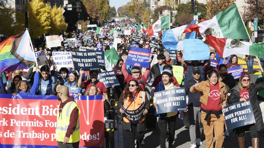 Cientos de migrantes exigen a Biden cumplir sus promesas de campaña: "Nos ha fallado"