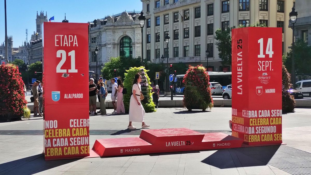 Podio promocional de La Vuelta 2025 situado en el cruce de Alcalá con Gran Vía