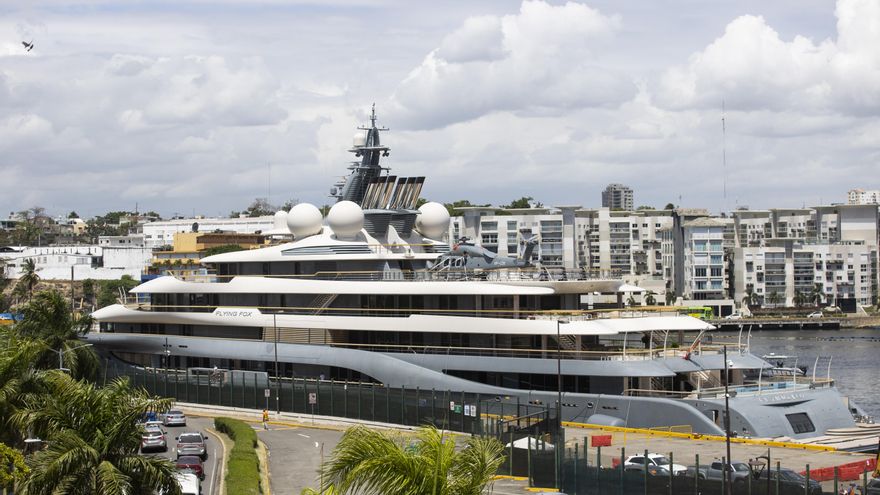Fotografía de archivo, tomada el pasado 25 de marzo, en la que se registro el yate de lujo "Flying Fox", anclado en el puerto Don Diego, en Santo Domingo (Rep. Dominicana). EFE/Orlando Barría
