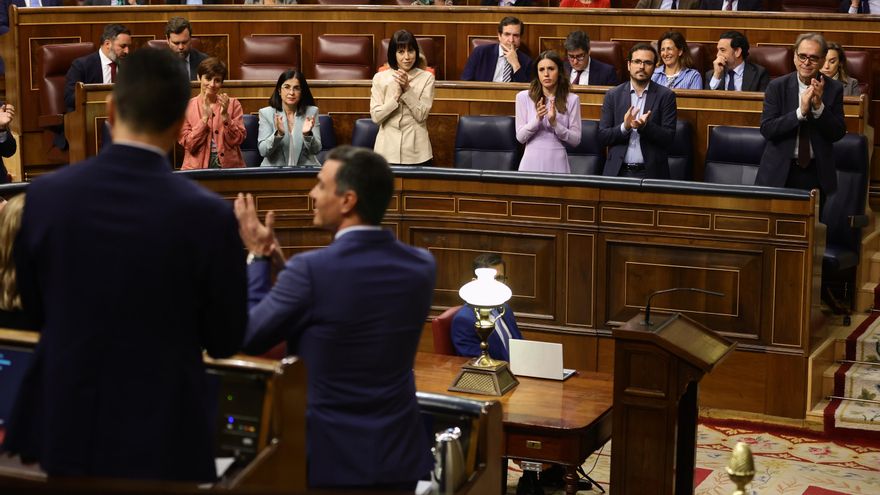 Miembros del hemiciclo aplauden al presidente del Gobierno, Pedro Sánchez, en una sesión plenaria, en el Congreso de los Diputados, a 26 de mayo de 2022, en Madrid (España). Durante el pleno, el Ejecutivo central debe responder a las preguntas de la oposición centradas en el espionaje con el sistema 'Pegasus'. Una operación que ha afectado a líderes políticos independentistas, a miembros del Ejecutivo, leer más y que provocó la destitución de la directora del Centro Nacional de Inteligencia (CNI).