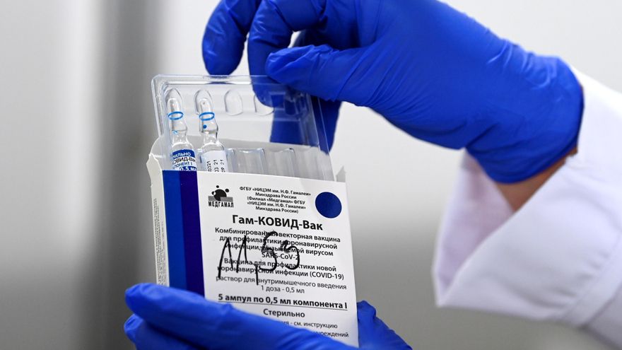 Un sanitario sostiene una caja de dosis de la vacuna rusa Sputnik V. EFE/EPA/GEORGI LICOVSKI/Archivo