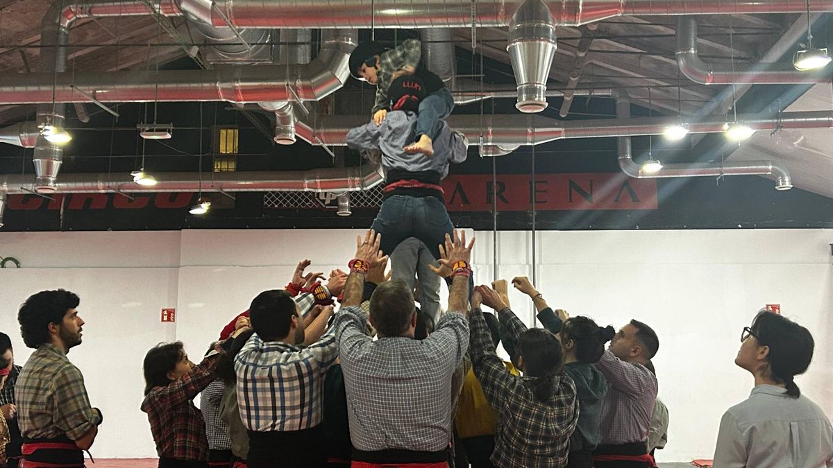 La Colla Castellera de Madrid durante un ensayo en su local de Puente de Vallecas
