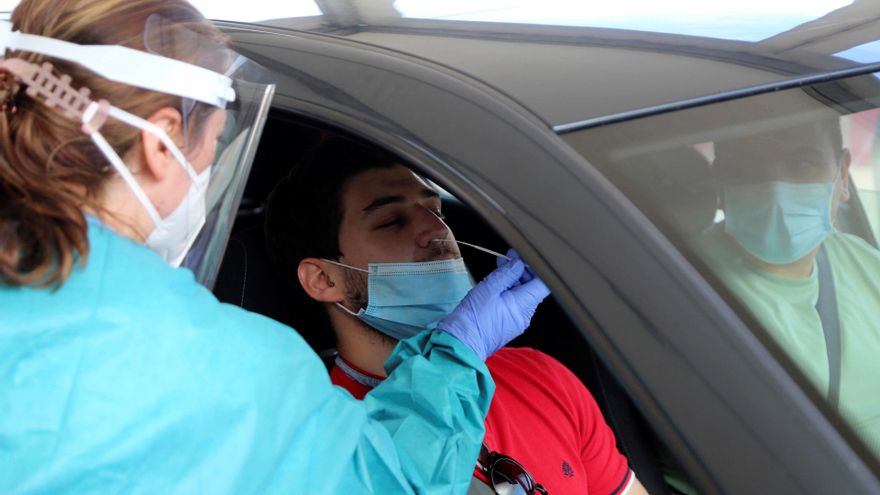 Personal sanitario realiza una prueba de PCR a un hombre en Vigo. EFE/Salvador Sas/Archivo