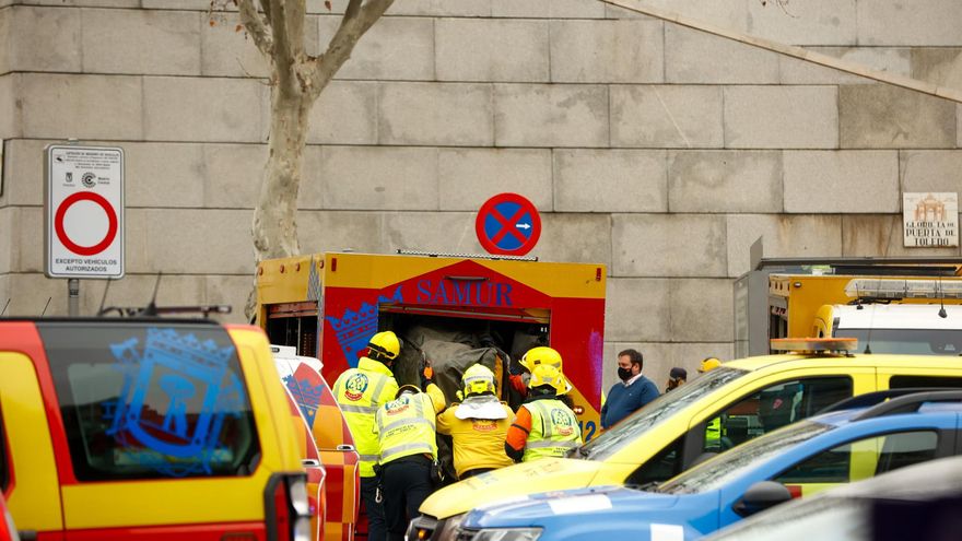 El Samur se despliega para atender a los heridos en la explosión de un edificio en el centro de Madrid.