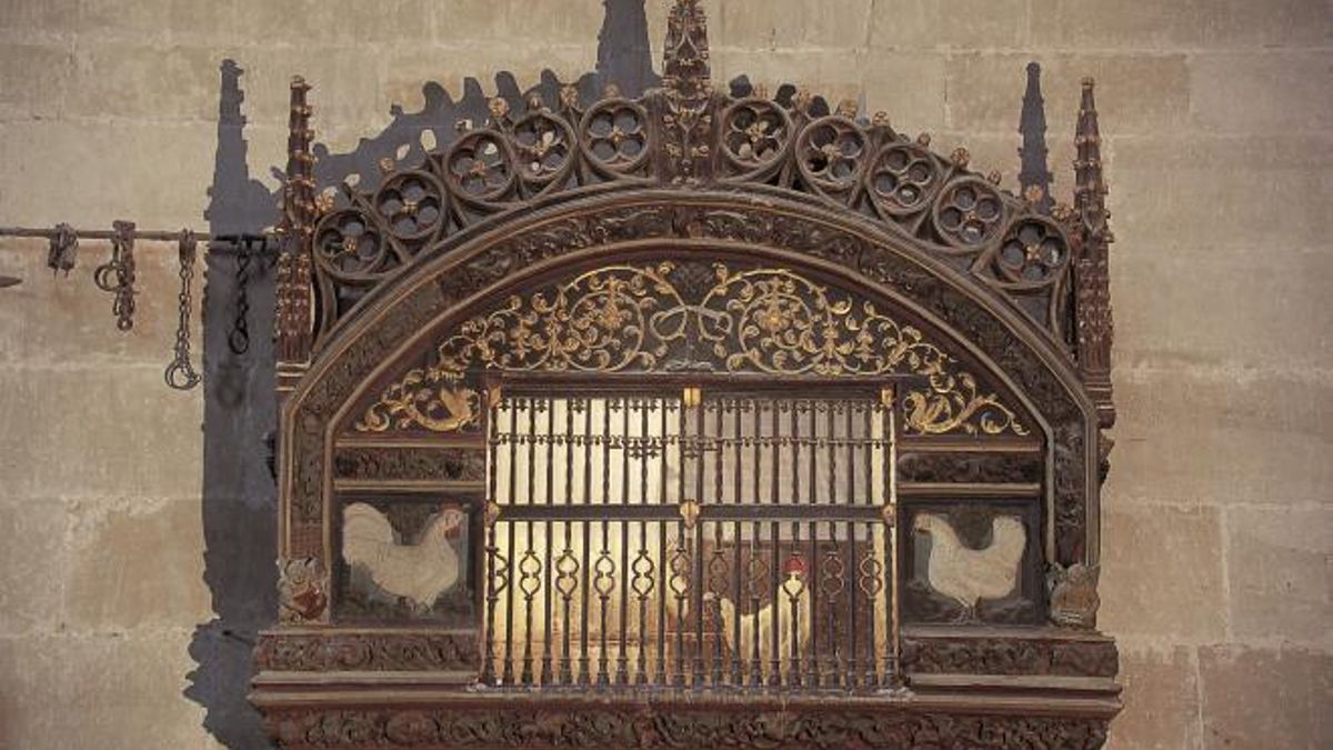 Una persona encargada cuida de una pequeña reserva de gallos y gallinas que van rotando periódicamente en su estancia dentro del templo