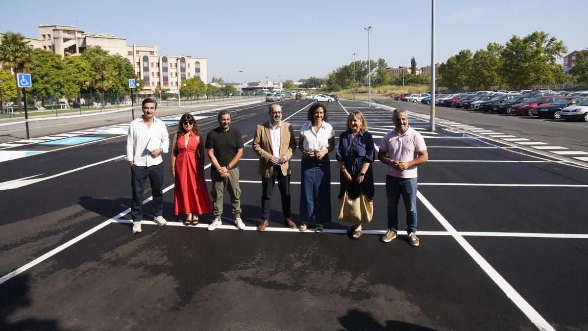 El alcalde de Ponferrada, Marco Morala (c), junto a diferentes autoridades, durante la inauguración del aparcamiento ejecutado junto al Centro de Salud de Flores del Sil.