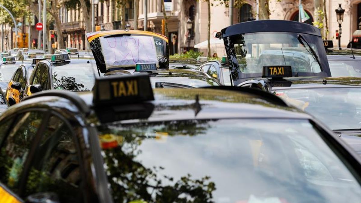 Los 1.500 taxis que ocupan la Gran Via cortan el tráfico en Paseo de Gracia