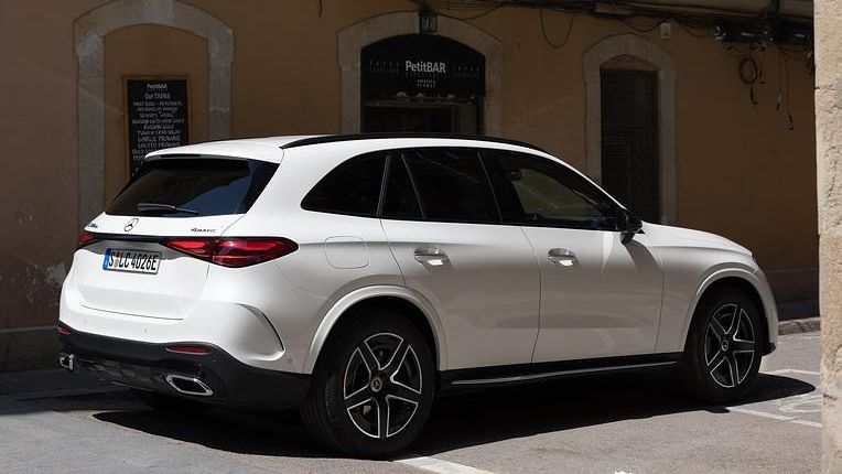 El GLC crece ligeramente a lo largo (seis centímetros) e incrementa la capacidad de su maletero en 50 litros.