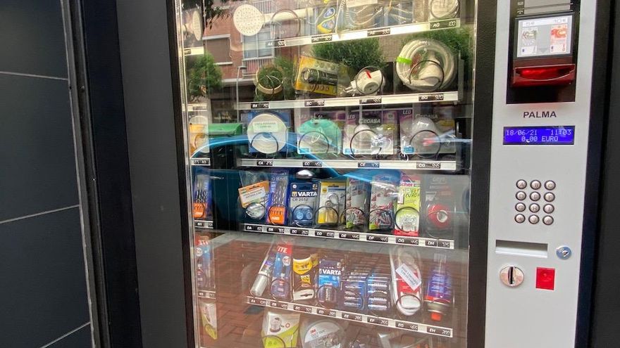 Casado instala la primera máquina de vending de ferretería de La Rioja