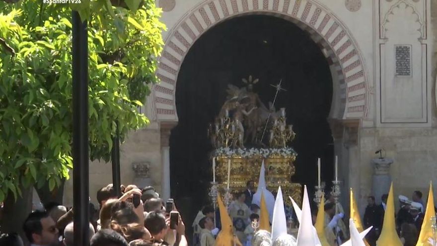 Jesús Resucitado sale de la Puerta de las Palmas