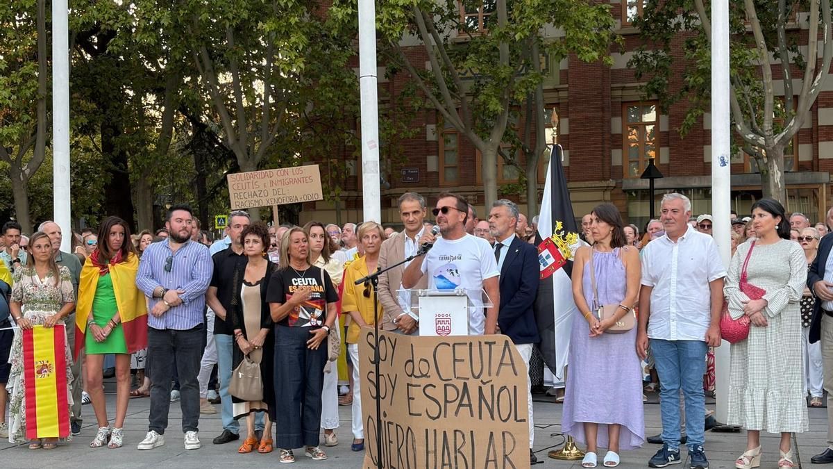 Insultos a migrantes y peticiones de dimisión a Pedro Sánchez en la multitudinaria concentración por Ceuta en Logroño