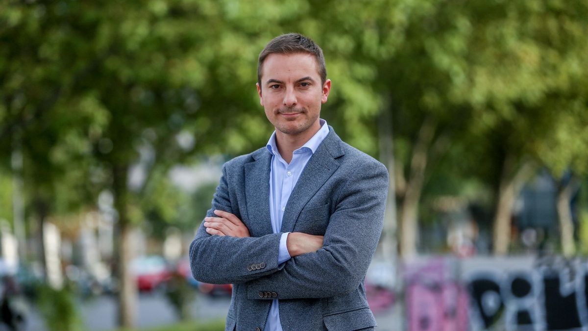 Archivo - El portavoz adjunto del PSOE en la Asamblea de Madrid y exalcalde de Soto del Real, Juan Lobato, tras una entrevista para Europa Press en la sede de la agencia, a 7 de septiembre de 2021, en Madrid (España). Lobato se presenta a las primarias pa