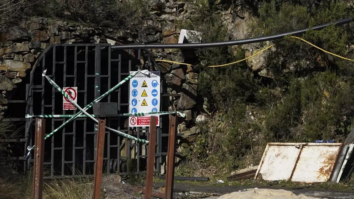 Mina de Zarréu, en el concejo asturiano de Degaña, clausurada tras el accidente que costó la vida a cinco mineros.