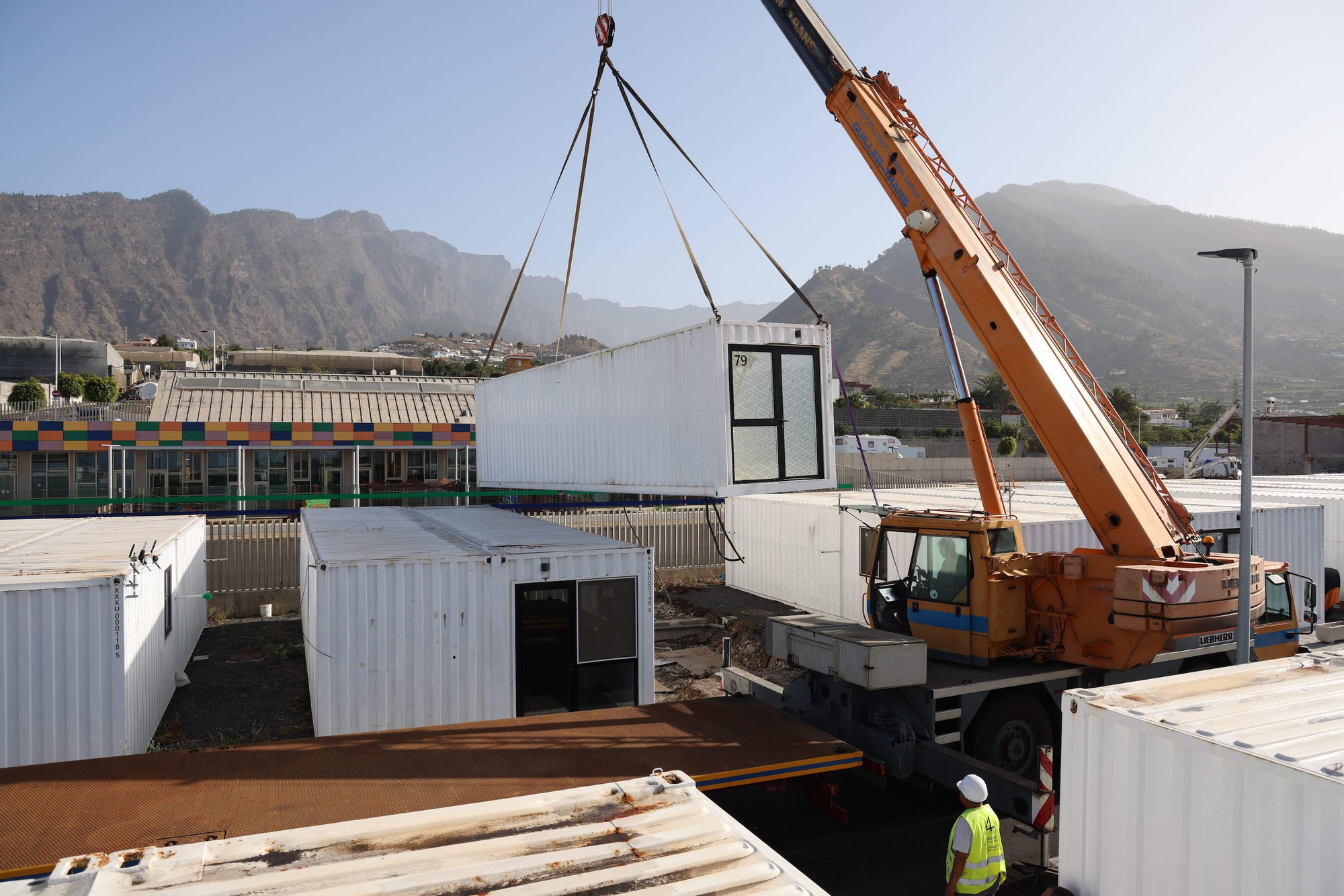 Retirada de una casa-contenedor en Los Llanos  de Aridane este martes.