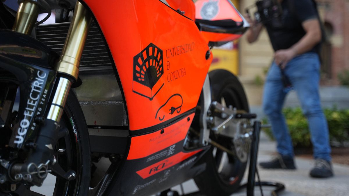 Presentación de la moto y del equipo de la UCO participante en la MotoStudent International Competition