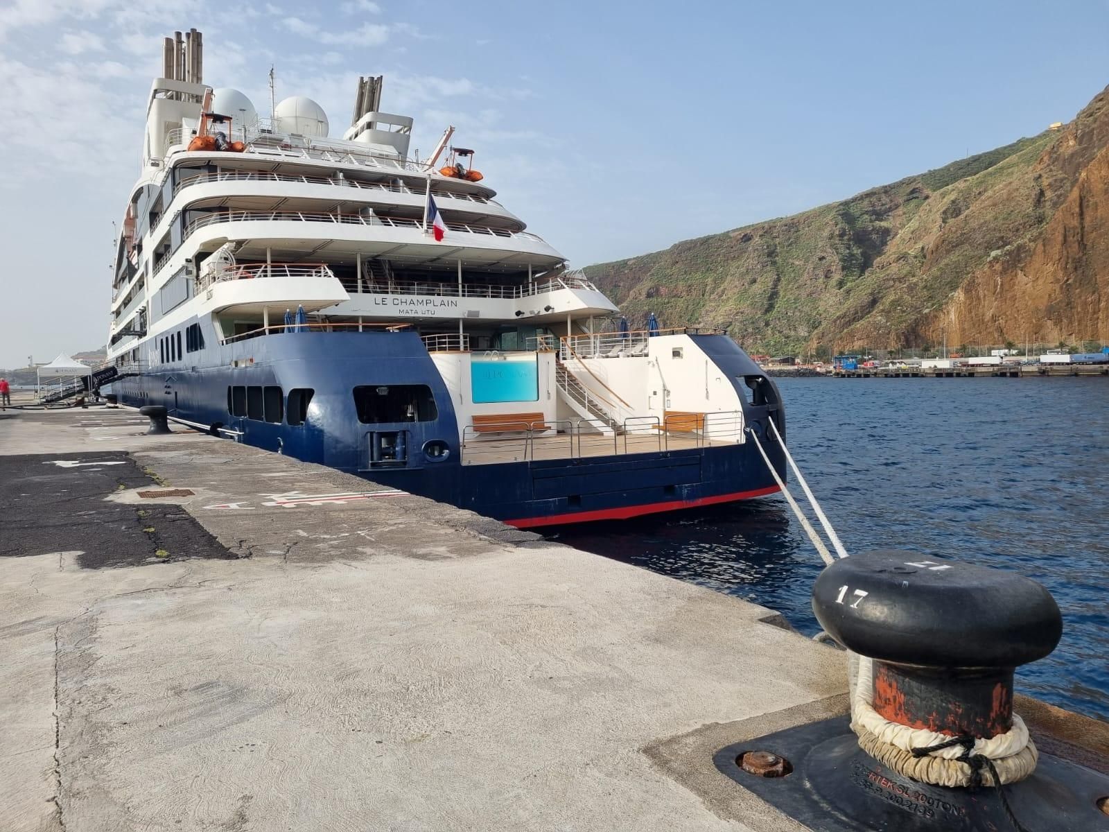 El gran yate de crucero  ‘Le Champlain’ , este domingo, en el puerto de Santa Cruz de La Palma.
