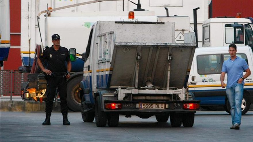 Los trabajadores de recogida de basuras en Santander amenazan con movilizaciones por el impago de las nóminas
