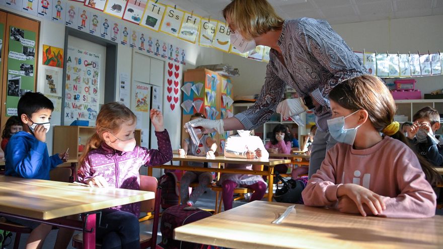 Una profesora atiende a los alumnos en un colegio de Dusseldorf, Alemania, este lunes. EFE/EPA/SASCHA STEINBACH